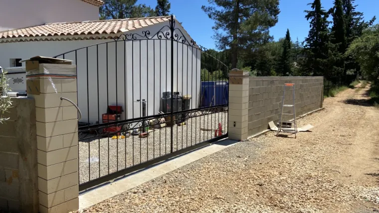 Fabrication et pose d'un portail en acier Thermo-laqué , avec autamatisation sur la commune de Saint Maximin la Sainte Baume, Saint-Maximin-la-Sainte-Baume, Atelier Bois d'Acier