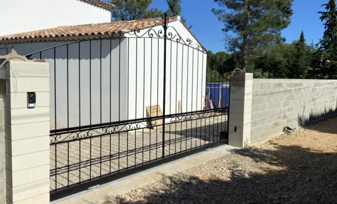 Fabrication et pose d'un portail en acier Thermo-laqué , avec autamatisation sur la commune de Saint Maximin la Sainte Baume, Saint-Maximin-la-Sainte-Baume, Atelier Bois d'Acier